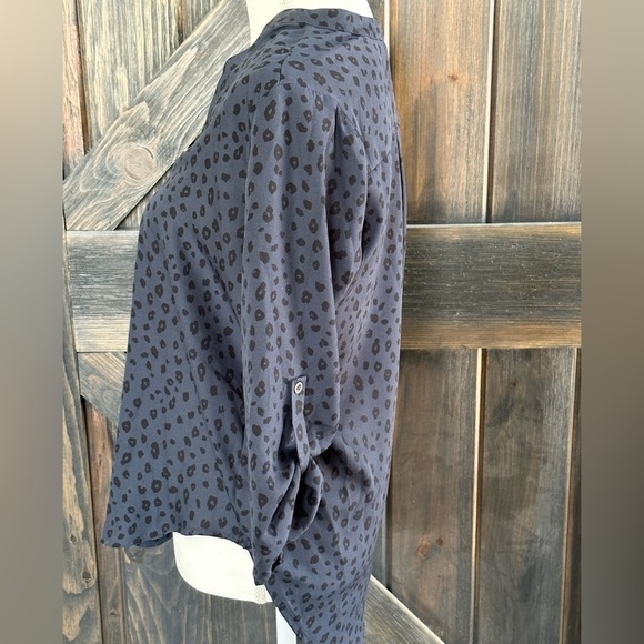 LUSH Blouse V-Neck Leopard Pattern Round Hem 3/4 Sleeve Blue Black Small - Picture 4 of 4